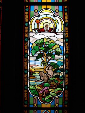 Bangkok, Tayland, 23 Eylül 2015: Adam, Varsayım Katedrali 'nin vitraylı penceresinde yılan tarafından baştan çıkarıldı. Bangkok