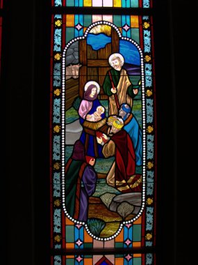 Bangkok, Tayland, 23 Eylül 2015: Meryem Ana 'nın önünde İsa' ya tapan üç bilge adam ve varsayım katedralinde vitraylı bir pencerede Aziz Joseph. Bangkok