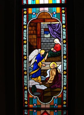 Bangkok, Tayland, 23 Eylül 2015: Varsayım Katedrali 'ndeki vitraylı camda İncil' in renkli dini görüntüsü. Bangkok