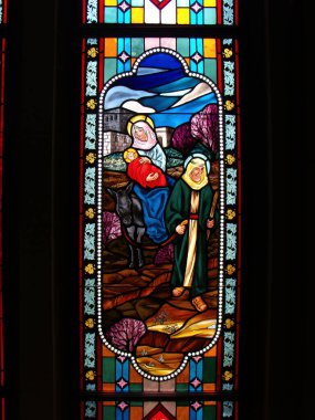 Bangkok, Tayland, 23 Eylül 2015: Aziz Joseph 'in önderliğindeki bir eşeğin üzerindeki Bakire Meryem Varsayım Katedrali' nde vitray camında. Bangkok