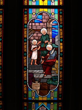 Bangkok, Tayland, 23 Eylül 2015: Varsayım Katedrali 'nde İncil' i yeniden canlandıran renkli vitraylı pencerelerden biri. Bangkok