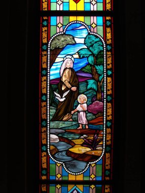 Bangkok, Tayland, 23 Eylül 2015: İsa 'yla Bakire Meryem ve Kutsal Ruh' un Güvercini, Varsayımın Katedrali 'nde vitraylı bir pencerede. Bangkok