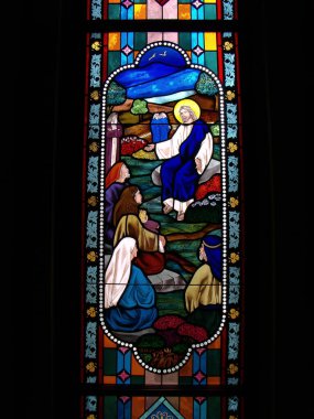 Bangkok, Tayland, 23 Eylül 2015: İsa Mesih, varsayım katedralindeki vitraylı camda inananlara sesleniyor. Bangkok