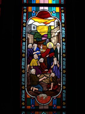 Bangkok, Tayland, 23 Eylül 2015: Varsayım Katedrali 'ndeki vitraylı camda İncil' in dini bir resmi. Bangkok