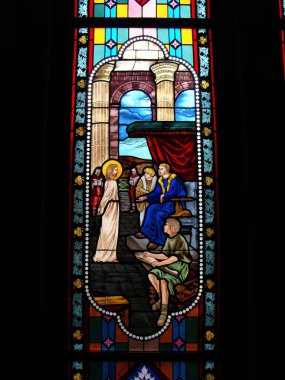 Bangkok, Tayland, 23 Eylül 2015: İsa Mesih Pilatus 'un önünde, Varsayımın Katedrali' nin vitraylı penceresinde. Bangkok