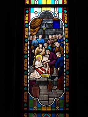 Bangkok, Tayland, 23 Eylül 2015: İsa, havarilerinin ayaklarını varsayım katedralindeki vitraylı camda yıkıyor. Bangkok