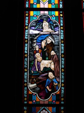 Bangkok, Tayland, 23 Eylül 2015: İsa, Varsayımın Katedrali 'ndeki vitray camlı bir pencerede Kutsal Mezar' a öncülük etti. Bangkok