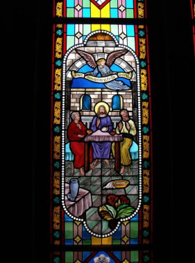 Bangkok, Tayland, 23 Eylül 2015: Varsayım Katedrali 'nin vitray camında kutsal İncil' in dini görüntüsü. Bangkok