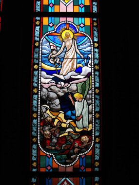 Bangkok, Tayland, 23 Eylül 2015: İsa Mesih 'i Varsayım Katedrali' ndeki vitraylı pencerede diriltti. Bangkok