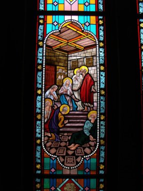 Bangkok, Tayland, 23 Eylül 2015: Varsayımın Katedrali 'nin vitraylı camında İncil' in bir görüntüsünün yeniden canlandırılması. Bangkok