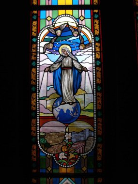 Bangkok, Tayland, 23 Eylül 2015: Varsayım Katedrali 'nin renkli camlarından birinde Bakire Meryem. Bangkok