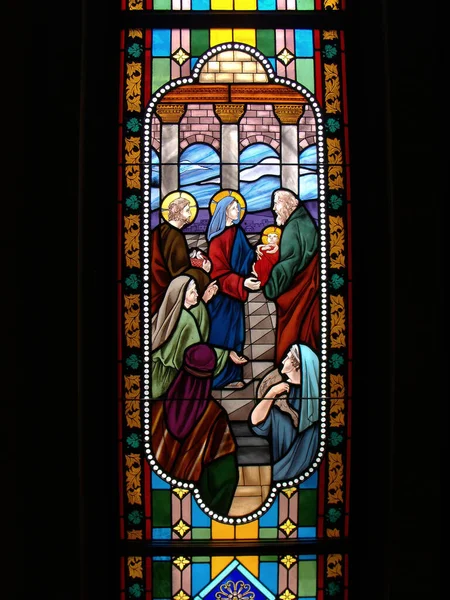 Bangkok, Tayland, 23 Eylül 2015: Varsayım Katedrali 'nin vitray camında renkli bir görüntü. Bangkok