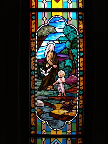 Bangkok, Tayland, 23 Eylül 2015: İsa 'yla Bakire Meryem ve Kutsal Ruh' un Güvercini, Varsayımın Katedrali 'nde vitraylı bir pencerede. Bangkok