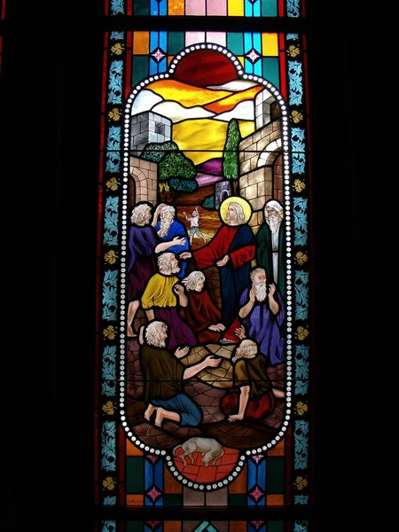 Bangkok, Tayland, 23 Eylül 2015: Varsayım Katedrali 'ndeki vitraylı camda İncil' in dini bir resmi. Bangkok