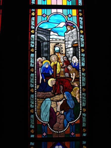 Bangkok, Tayland, 23 Eylül 2015 Kudüs sokaklarında haçı taşıyan İsa, varsayım katedralinin vitraylı penceresidir. Bangkok