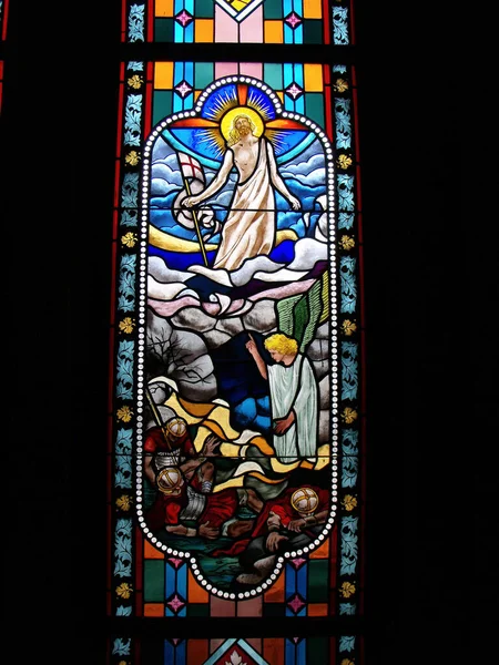 Bangkok, Tayland, 23 Eylül 2015: İsa Mesih 'i Varsayım Katedrali' ndeki vitraylı pencerede diriltti. Bangkok