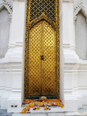 Bangkok, Tayland, 11 Ocak 2016: Bangkok 'taki Wat Ratchabophit tapınağındaki Tayland Kraliyet Mezarlığı' nın Mausoleum 'larından birine adak sunan Altın Kapı
