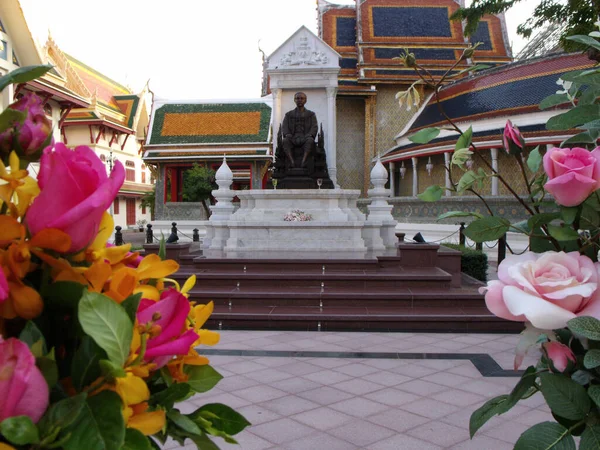 Bangkok Thaïlande Janvier 2016 Offrandes Fleurs Devant Monument Roi Chulalongkorn — Photo