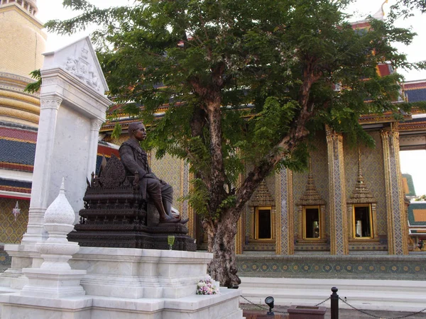 2016年1月11日 泰国曼谷 国王朱拉隆功拉玛五世纪念碑 位于Wat Ratchabophit神庙花园 泰国曼谷 — 图库照片