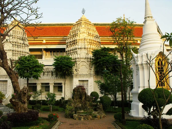 2016年1月11日タイ バンコク バンコクのワット ラチャボフィット寺院の庭園内にあるタイ王室のさまざまな様式の霊廟 — ストック写真