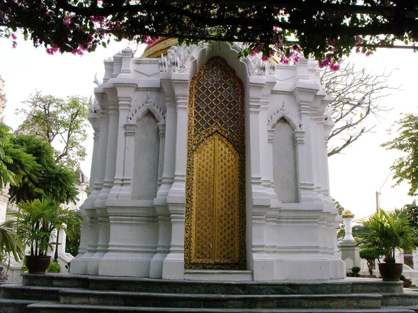 Bangkok Thailand Januari 2016 Pintu Emas Mausoleum Putih Keluarga Kerajaan — Stok Foto