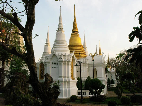 2016年1月11日タイ バンコク バンコクのワット ラチャボフィット寺院王立墓地にあるタイ王室霊廟の白と金の仏塔 — ストック写真