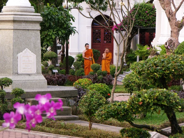 Bangkok Tailândia Janeiro 2016 Dois Monges Budistas Nos Jardins Cemitério — Fotografia de Stock