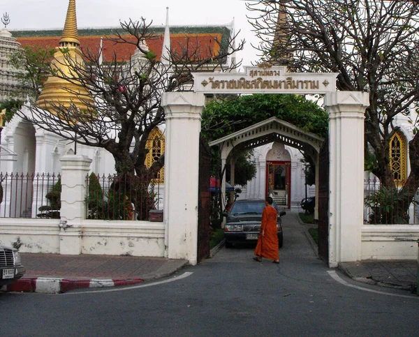 2016年1月11日 泰国曼谷 一名僧人走进位于曼谷的Wat Ratchabophit寺庙皇家公墓的一个大门 — 图库照片