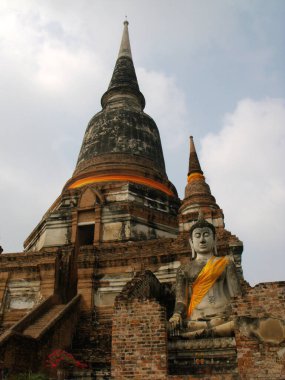 Ayutthaya, Tayland, 24 Ocak 2013: Siyam Krallığı 'nın eski başkenti Ayutthaya' daki bir stupanın yanında Buda 'nın taş heykeli. Tayland