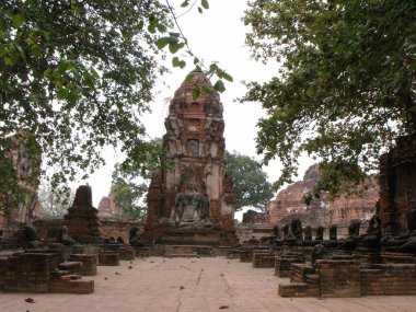 Ayutthaya, Tayland, 24 Ocak 2013: Siyam Krallığının eski başkenti Ayutthaya 'da kırmızı tuğla stupa ve Buda. Tayland