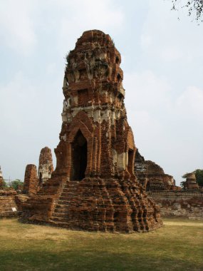Ayutthaya, Tayland, 24 Ocak 2013: Siyam Krallığının eski başkenti Ayutthaya harabelerinde bulunan kırmızı tuğla stupa. Tayland