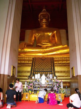 Ayutthaya, Tayland, 24 Ocak 2013: Siyam Krallığı 'nın eski başkenti Ayutthaya' da bir tapınakta Buda 'nın altında namaz kılan çok sayıda kişi. Tayland