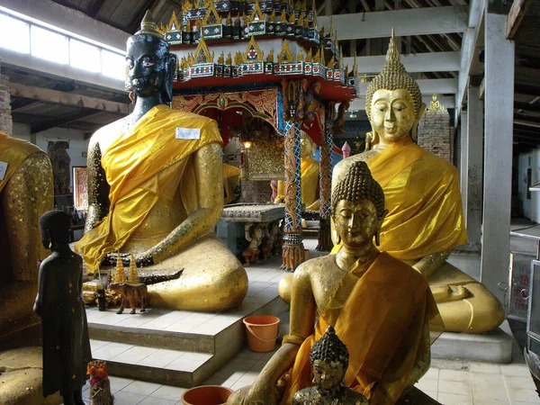 2013年1月24日タイ アユタヤ サイアム王国の古都 アユタヤの寺院の一つに仏像があります — ストック写真