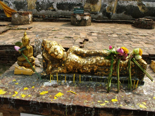 Ayutthaya Tajlandia Stycznia 2013 Leżący Budda Pokryty Złotym Liściem Ayutthaya — Zdjęcie stockowe