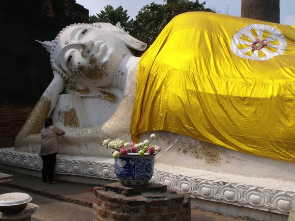 Ayutthaya Thajsko Ledna 2013 Žena Umístí Zlatý List Ležícího Buddhu — Stock fotografie