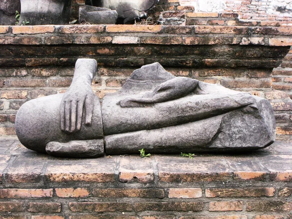Ayutthaya Tailândia Janeiro 2013 Restos Uma Escultura Buda Nas Ruínas — Fotografia de Stock