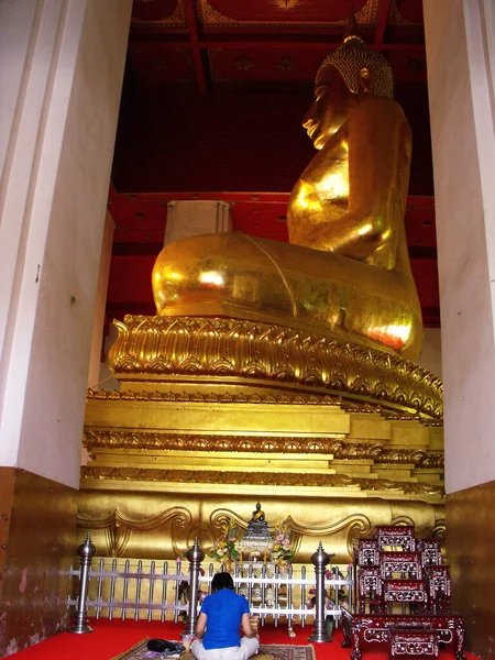 Ayutthaya Tailândia Janeiro 2013 Uma Mulher Reza Sob Buda Templo — Fotografia de Stock