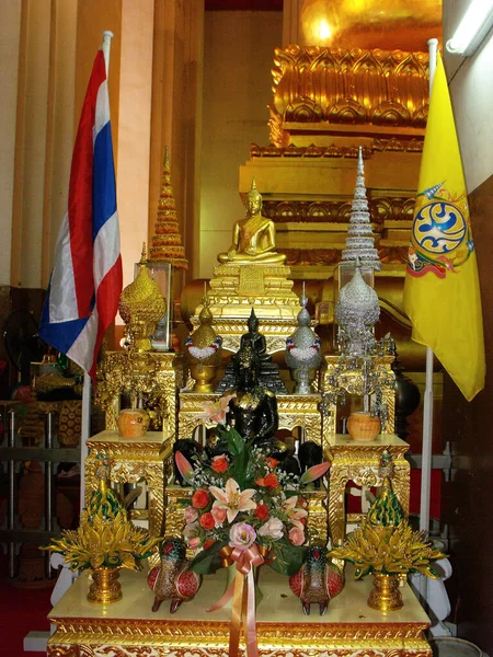 Ayutthaya Tailandia Enero 2013 Budas Entre Banderas Templo Ayutthaya Antigua — Foto de Stock
