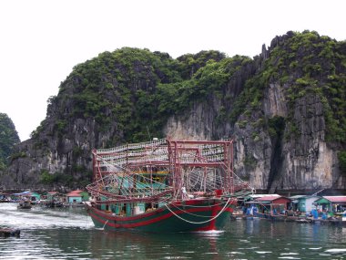 Ha Long Bay, Vietnam, 23 Haziran 2016: Ha Long Bay 'de balıkçı teknesi. Vietnam