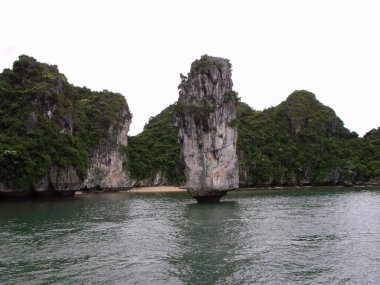 Ha Long Bay, Vietnam, 23 Haziran 2016: Ha Long Körfezi 'nde büyük bir dikey kaya. Vietnam