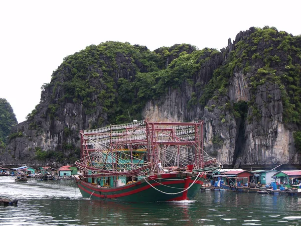 Залив Халонг Вьетнам Июня 2016 Рыболовная Лодка Заливе Халонг Вьетнам — стоковое фото