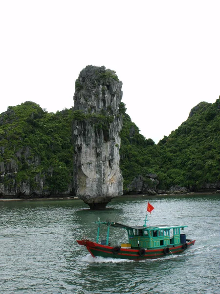Long Bay Vietnã Junho 2016 Barco Pesca Passa Por Uma — Fotografia de Stock