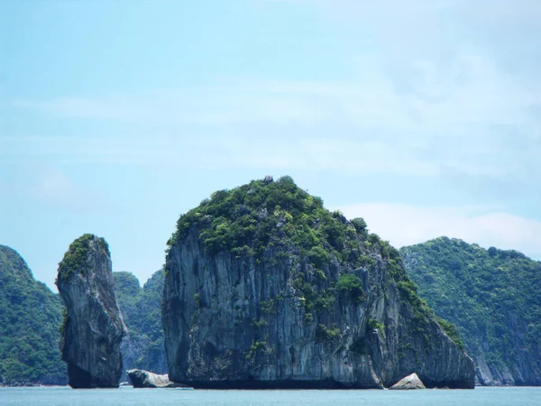 Long Bay Vietnã Junho 2016 Giant Rocks Long Bay Vietname — Fotografia de Stock