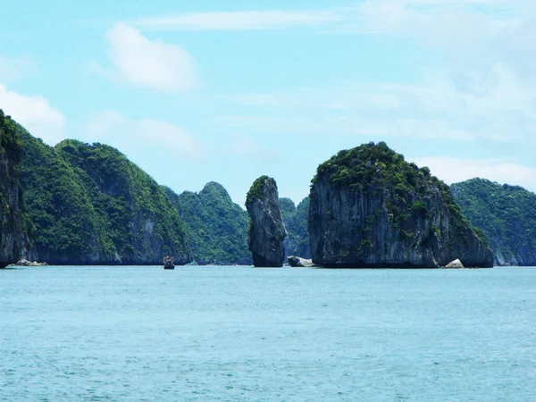 Long Bay Vietnam Június 2016 Tájkép Nagy Sziklák Long Bay — Stock Fotó