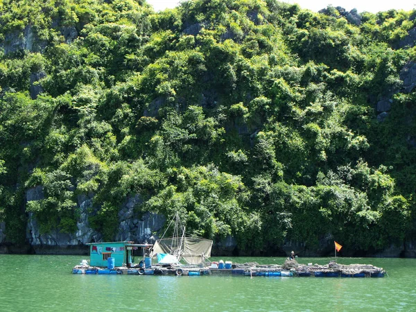 Long Bay Vietnam June 2016 Houseboat Used Fishermen Long Bay — Stock Photo, Image