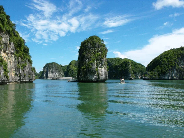 Long Bay Vietnam Junio 2016 Barcos Entre Grandes Montañas Rocosas — Foto de Stock