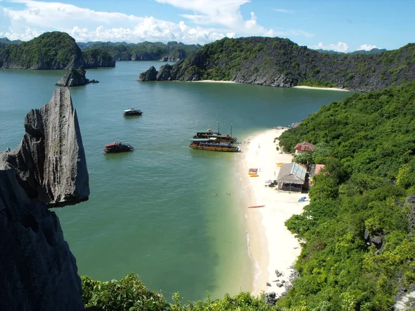 Long Bay Vietnã Junho 2016 Barcos Ancorados Lado Uma Praia — Fotografia de Stock