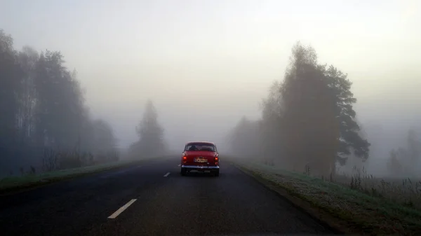 Voiture Vintage Dans Brouillard Matin — Photo