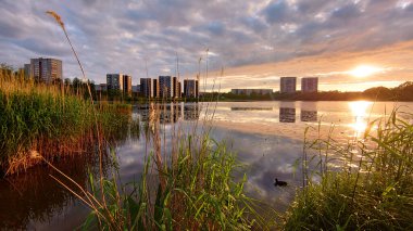 Gün batımında göl manzarası