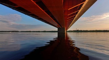 Uzun köprünün altında